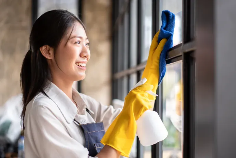 スタッフが窓を清掃している様子